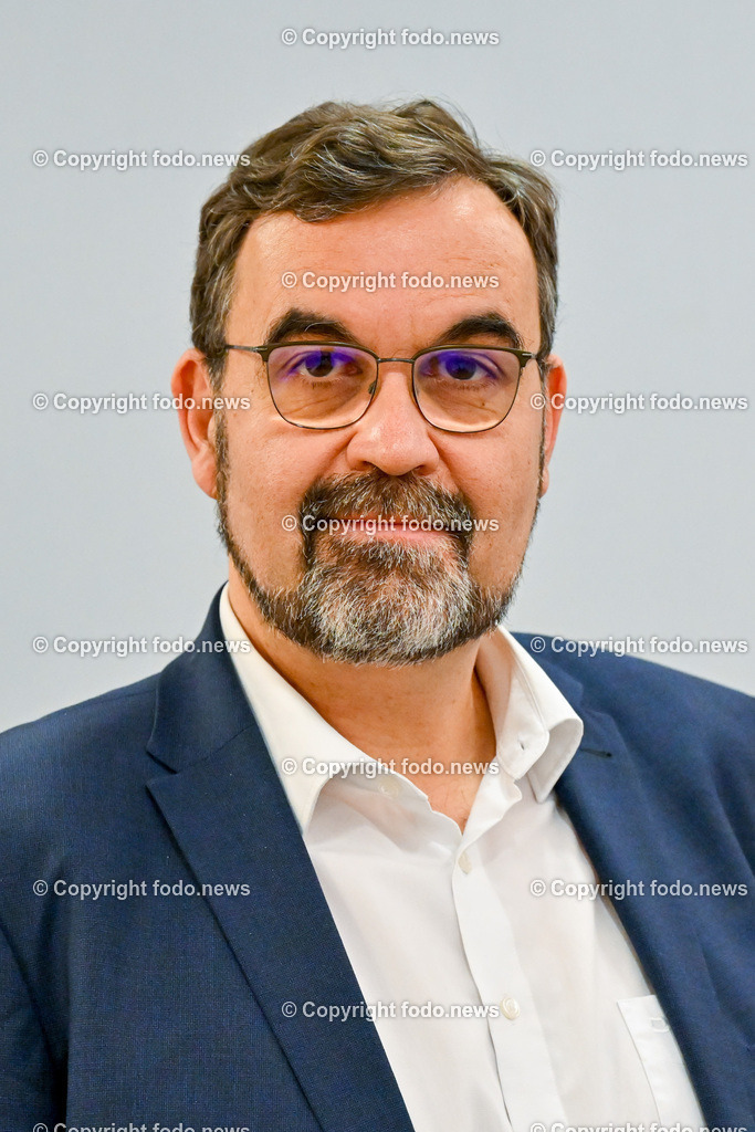 Pressekonferenz ProOriente_ Die Veränderung der Epoche-Herausforderung für die Christen_ 09.03.2023-4 | 09.03.2023, Presseclub Linz, AUT, Pressekonferenz Pro Oriente, Die Veraenderung der Epoche-Herausforderung fuer die Christen, im Bild Helmut Außerwoeger (Direktor des Bildungshauses Schloss Puchberg)

