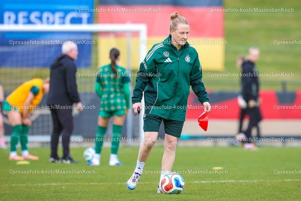 xKWIx10042601002 | 2026.04.10, xkwix, Fußball, UEFA Women's UNDER 19 Championship qualification, Republic of Ireland - Germany, Uhlenkrugstadion, Runde 2 1.Spieltag, Saison 2025 / 2026: Melanie Behringer (Deutschland U19 Frauen Coach) mit Deutschlandfahne im Hintergrund DFB regulations prohibit any use of photographs as image sequences and or quasi-video. Photo: xKamilxWilkowskixPressefotoKochx
