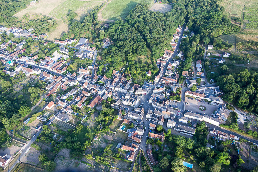 Aerial view: View of the streets and houses in the residential areas in Mosnes in the state Indre et Loire, France. – Photo: IMG_082418.jpg taken on 06/20/2015 by Werner Riehm/FLY-FOTO.com – Resolution of the original: 5472 x 3648 px