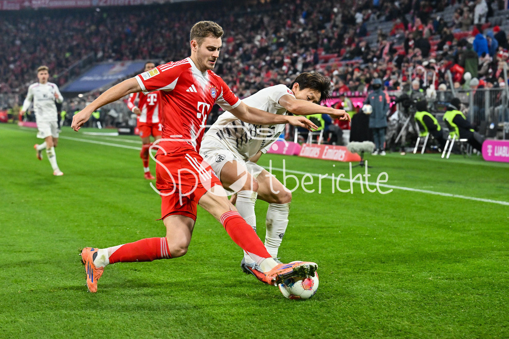 FC Bayern München - 1. FSV Mainz 05 | MUNICH, GERMANY - 14. DECEMBER: im Duell Josip STANISIC (FC Bayern Munich 44) und Jae-Sung Lee (1. FSV Mainz 05 7) während dem Bundesligamatch zwischen dem FC Bayern München und dem 1. FSV Mainz 05 am 14. Spieltag in der Allianz Arena / DFL REGULATIONS PROHIBIT ANY USE OF PHOTOGRAPHS AS IMAGE SEQUENCES AND/OR QUASI-VIDEO