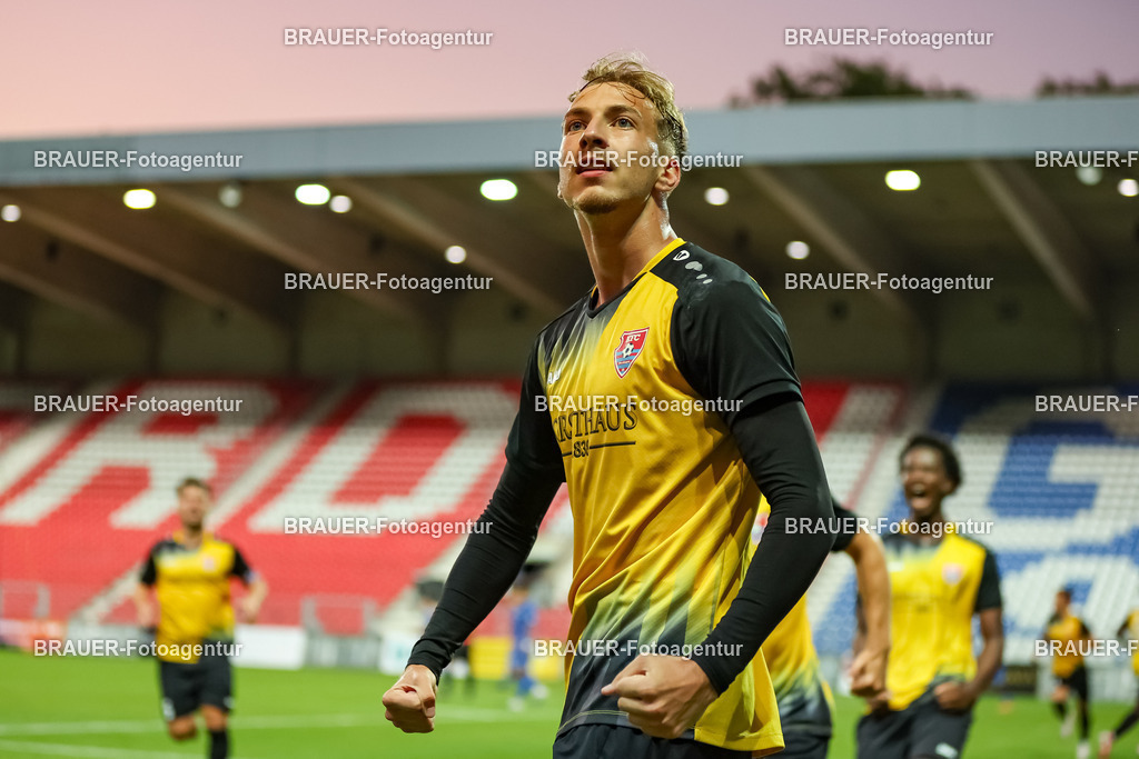 SB_KFCBAU_20250815_4751.JPG -  - KFC Uerdingen - SF Baumberg - Oberliga Niederrhein | Krefeld, Deutschland, 15.08.25: Etienne-Noel Reck (KFC Uerdingen) Torjubel, jubelt mit seiner Mannschaft nach dem Treffer zum 1:1 während des Oberliga Niederrhein Spiels zwischen KFC Uerdingen - SF Baumberg in der Grotenburg Stadion am 15. August 2025 in Krefeld, Deutschland. (Foto von Stefan Brauer/Brauer-Fotoagentur)