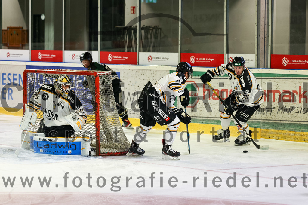 2022-09-23_029_TSV_Erding_gegen_EV_Fuessen | Erding, Deutschland, 23.09.2022:
Eishockey, Bayernliga 2022 / 2023, Testspiel, TSV Erding gegen EV Füssen, Endergebnis: 1:3

Torwart Benedikt Hötzinger (EV Füssen, #29), Jörg Noack (EV Füssen, #70)

Foto: Christian Riedel / fotografie-riedel.net