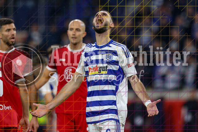 MSV Duisburg vs Rot-Weiss Essen - 3. Liga | Duisburg, Deutschland, 26.10.25:   Rasim Bulic (MSV Duisburg) ist enttäuscht waehrend des Spiels der 3. Liga MSV Duisburg vs Rot-Weiss Essen in der schauinsland-reisen-arena(Foto von Brauer-Fotoagentur / Adrian Schlueter)