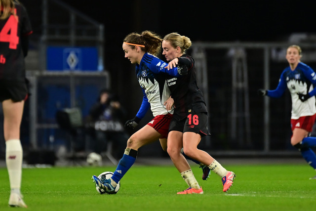 Fußball I Frauen I Saison 2025-2026 I DFB-Pokal I Achtelfinale I Hamburger SV - Bayer 04 Leverkusen I 16288 | Melanie Brunnthaler (11, Hamburger SV) Sofie Lena Zdebel (16, Bayer 04 Leverkusen) - Realisiert mit Pictrs.com