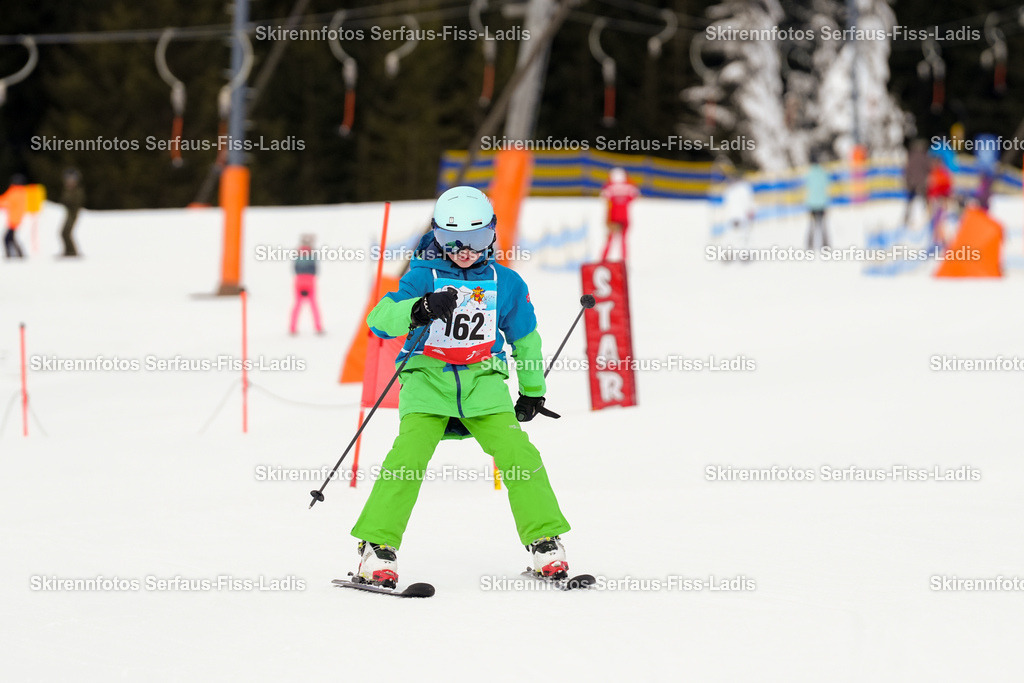 SRF_02.01.2026_0166 | Skirennfotos,Serfaus,Fiss,Ladis,Kinderskirennen,Winter,Tirol,Oberland,skirace,SFL,feelfree,weil wir's genießen,ski,Ski,skifahren,Sonnenplateau, - Realisiert mit Pictrs.com