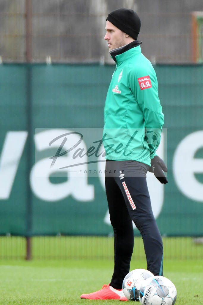 20200227_TRASVW_0083 | Fussball, Herren: Sebastian Langkamp (Werder Bremen) schaut waehrend der Trainingseinheit des SV Werder Bremen auf dem Trainingsplatz am wohninvest Weserstadion am 27.02.2020 in Bremen, Deutschland. - Realisiert mit Pictrs.com