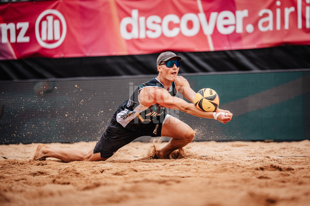 Beachvolleyball | Männer | Allianz German Beach Tour 2025 | Tourstop München | 04.07.2025 | Max Just spielt den Ball