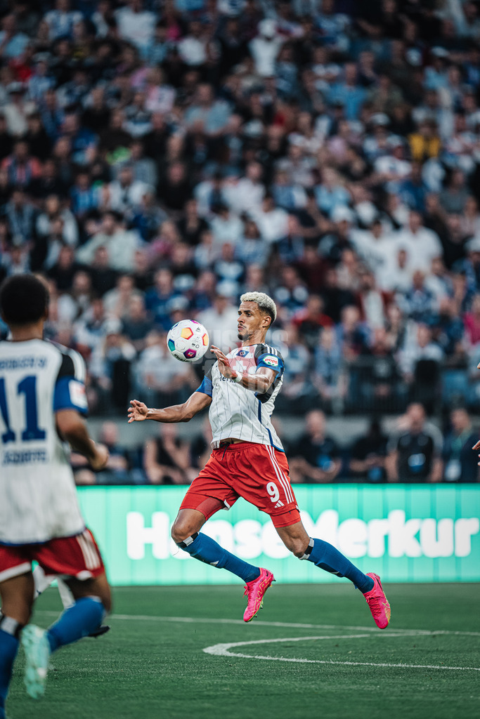Fußball | Männer | Saison 2023/2024 | 2. Fußball-Bundesliga | 1. Spieltag | Hamburger SV vs. FC Schalke 04 | 28.07.2023 | Robert Glatzel (#9, HSV) bei der Ballannahme