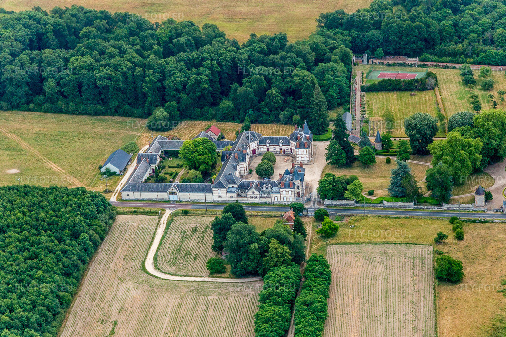 Vue aérienne: Bâtiments et installations du parc du château à douves Château de Combreux à Combreux dans le département Loiret, France. Photo: IMG_101283.jpg prise le 25/06/2017 par Werner Riehm/FLY-FOTO.eu – Résolution de l'original: 5472 x 3648 px
