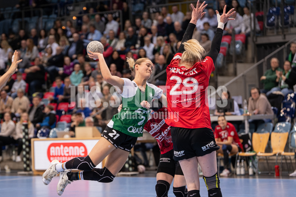 Handball I Frauen I Saison 2025-2026 I 1. HBF I 17. Spieltag I VFL Oldenburg - Thüringer HC I 0574 | Joanna Granicka (21, VfL Oldenburg) gegen Johanna Reichert (29, Thüringer HC) - Realisiert mit Pictrs.com