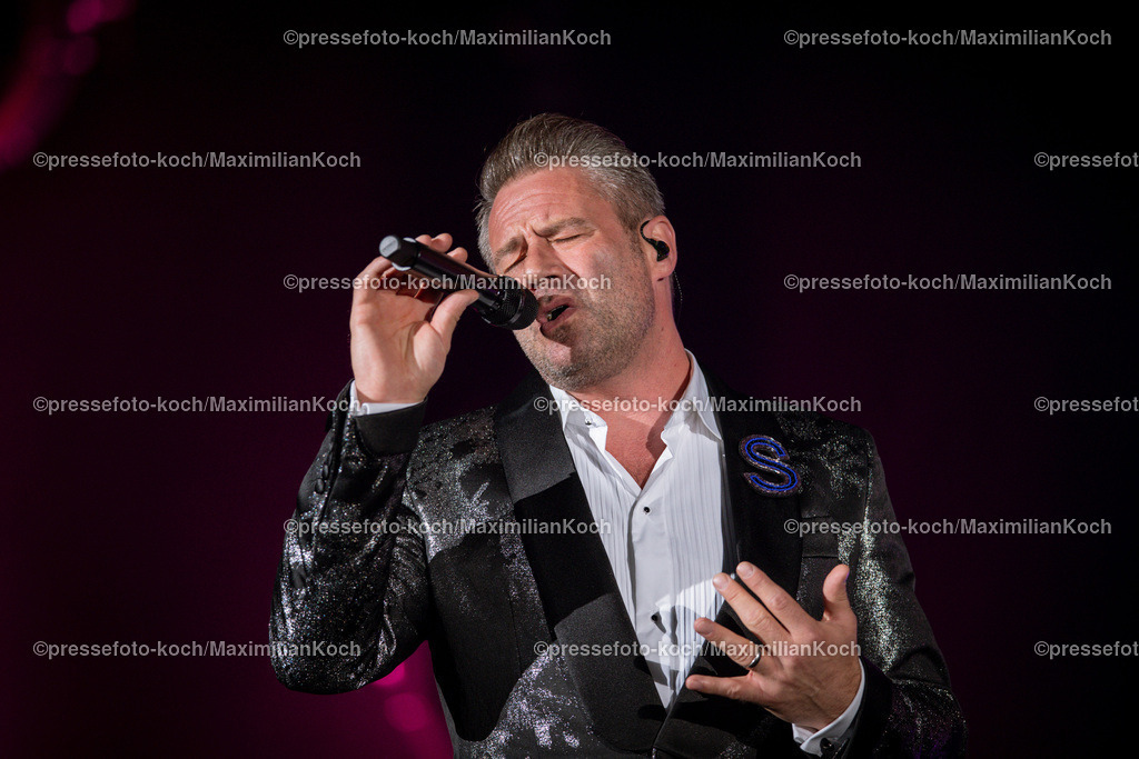 Due24052401017 | 24.05.2024, Düsseldorf, Mitsubishi Electric HALLE, Sänger Sasha (Sascha Röntgen-Schmitz) performt bei seinem Konzert - This Is My Time, Die Show - 