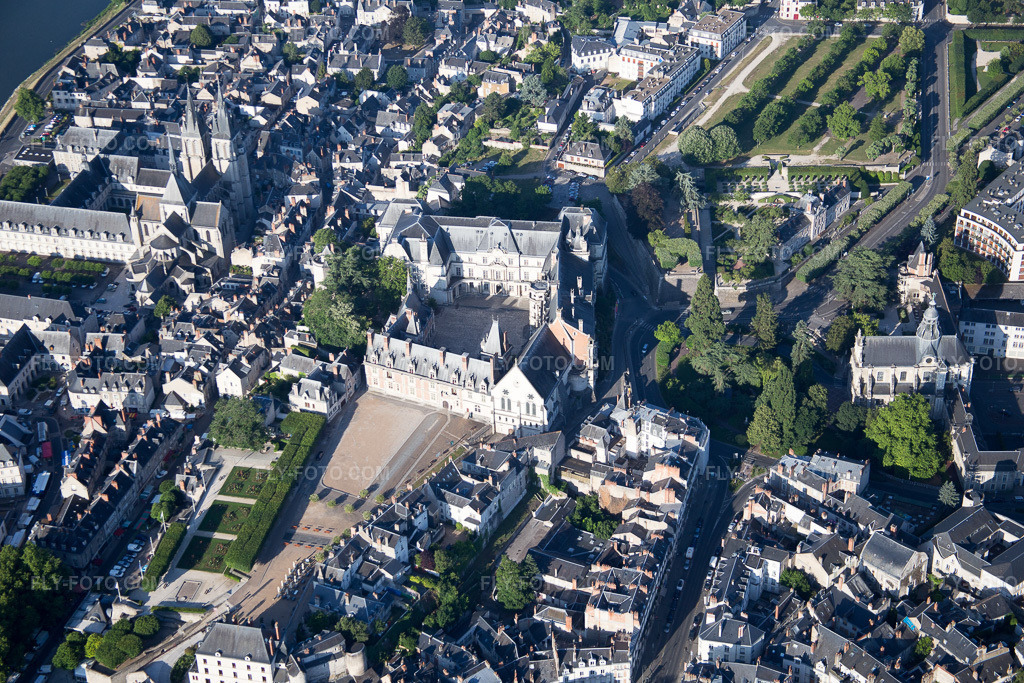 Aerial view: View of the town in Blois in the state Loir et Cher, France. – Photo: IMG_082061.jpg taken on 06/20/2015 by Werner Riehm/FLY-FOTO.com – Resolution of the original: 5472 x 3648 px