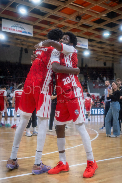 Barmer 2. Basketball Bundesliga ProA: Bayer Giants Leverkusen vs. RheinStars Koeln, 04.04.26 | Leverkusen, 04.04.26 - Kenny Andre Baptiste (RheinStars Köln, 39) und Michael Jordan Miller (RheinStars Köln, 23) vor dem Spiel während des Spiels der Barmer 2. Basketball Bundesliga ProA: Bayer Giants Leverkusen vs. RheinStars Koeln in der Ostermann Arena in Leverkusen.