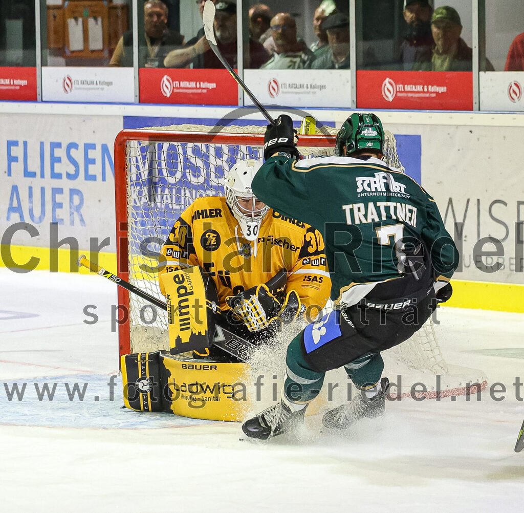 2025-08-22_063_TSV_Erding_gegen_EV_Fuessen | Erding, Deutschland, 22.08.2025:Eishockey, Oberliga Süd 2025 / 2026, Testspiel, TSV Erding gegen EV Füssen, Endergebnis: 1:4Torwart Timotej Pancur (EV Füssen, #30), Louis Trattner (Erding Gladiators, #7)Foto: Christian Riedel / fotografie-riedel.net