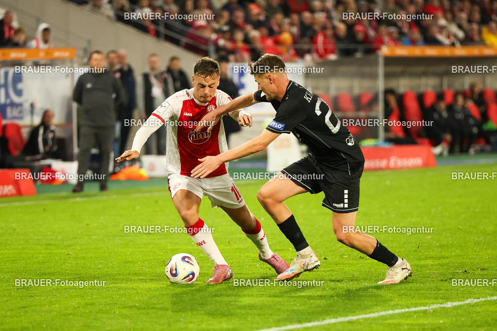 Rot-Weiss Essen - 1.Fc Schweinfurt | Essen, Deutschland, 02.11.2025 Marvin Obuz  (Rot-Weiss Essen) und Pius Krätschmer (1.FC Schweinfurt)  im Kampf um den Ballwährend des 3.Liga Spiels zwischen  Rot-Weiss Essen und 1.Fc Schweinfurt am 02.11.2025 im Stadion an der Hafenstraße in Essen. (Foto von Timo Bluhmki-Schmidt/Brauer Fotoagentur