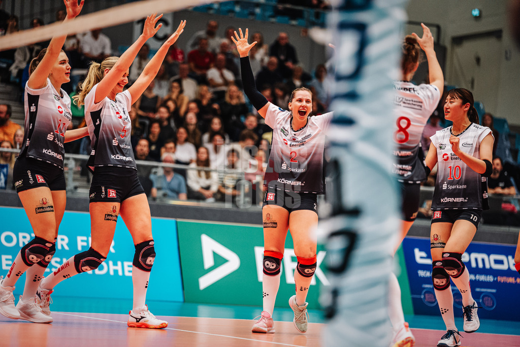 Volleyball | Frauen | Saison 2025/2026 | Volleyball Bundesliga | ETV Hamburger Volksbank Volleys vs. Dresdner SC | 15.11.2025 | Dresden jubelt, v.l. Amanda Siksna (#11, Dresdner SC), Rosa Entius (#5, Dresdner SC), Larissa Winter (#2, Dresdner SC), Jette Kuipers (#8, Dresdner SC) und Miku Akimoto (#10, Dresdner SC)
