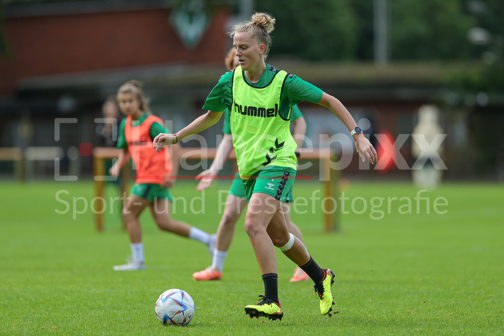 Fussball, Google Pixel Frauen-Bundesliga, Training SV Werder Bremen | v.li.: Lina Hausicke (SV Werder Bremen, 18) am Ball, Einzelbild, Ganzkörper, Aktion, Action