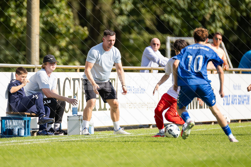 20250920_Picselweb-Fotografie_1R3_0658 | JFV D/A &amp; Stade - VfB Oldenburg0:1 VfB no70:2 VfB no70:3 VfB JFV Eigentor0:4 VfB no70:5 VfB no71:5 JFV no3 Jaric Jimenez-Voss2:5 JFV no9 Janko Sylvester3:5 JFV no16 Damian Elias Mihro Burekovic - Realisiert mit Pictrs.com