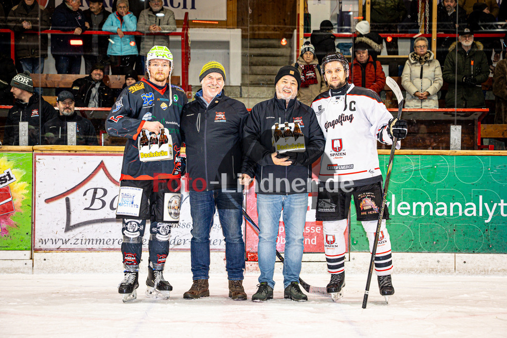 Peißenberg MINERS gegen EV Dingolfing ISAR RATS | Eishockey Bayernliga 2025/26 Vorrunde 28. Spieltag, Peißenberg MINERS gegen EV Dingolfing ISAR RATS, 20260118,Spielerehrung,2026-01-18 in Peißenberg (flatbuy Arena Peißenberg), Weiland PARRISH (MINERS 13), David ZUCKER (Dingolfing Kapitän 96)Copyright: WolfgangxLindner www.foto-lindner.de