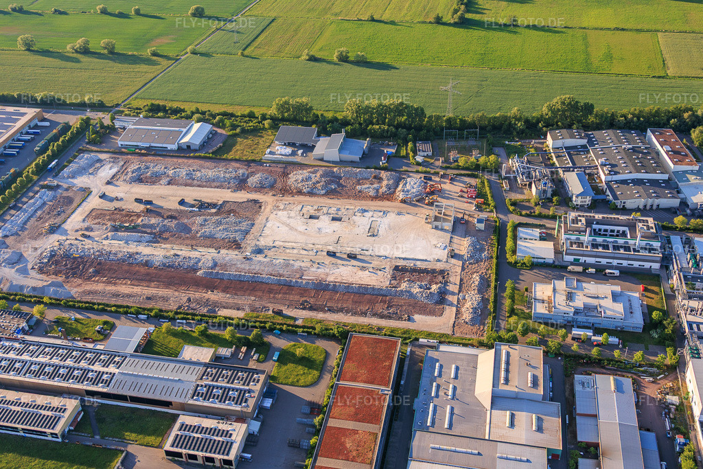 Luftbild: Industriegebiet Landau Ost mit dem Abrissgelände des seit 2005 geschlossenen füheren Standorts Ronal GmbH (früher Alcan Aluminium-Presswerk Pfalz GmbH) in Landau in der Pfalz im Bundesland Rheinland-Pfalz in Deutschland.Foto: IMG_156166.jpg vom 09.05.2026 durch Werner Riehm/FLY-FOTO.deAuflösung des Originals: 5391 x 3594 pxRONAL GROUP | Great Passion for Great Wheels