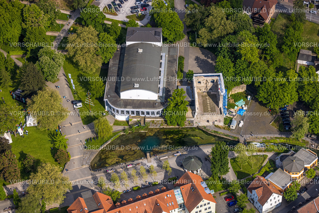 BadLippspringe240506104LippeQuelle | Luftbild, Kongresshaus Bad Lippspringe, Arminiuspark mit Burgruine und Fluss Lippequelle und Arminius Quelle Pavillon, Bad Lippspringe, Ostwestfalen, Nordrhein-Westfalen, Deutschland