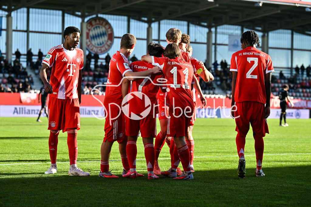 FC Bayern München U19 - Sporting Lissabon U19 | MUNICH, GERMANY - 09. DECEMBER: Jubel der Bayern nach dem Treffer zum 2-0 durch Maycon CARDOZO (FC Bayern München 7) / Tor / Torschuetze / Freude / Happy während dem Match zwischen der U19 des FC Bayern München und der U19 von Sporting Lissabon am 6. Spieltag der UEFA Youth League Ligaphase am FC Bayern Campus
