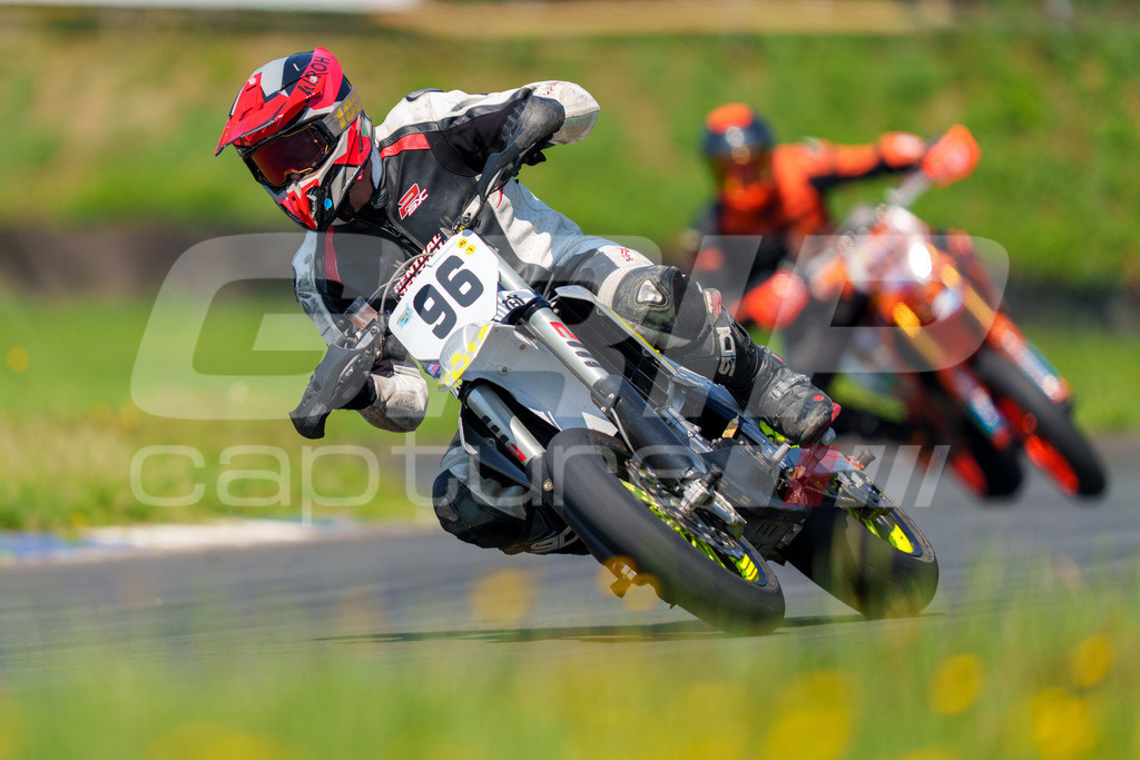 G-Cup + Supermoto Staatsmeisterschaft + Hungarian Supermoto Championship | GRIPcapture steht für authentische Sportfotografie in Österreich – für Momente, die mehr sind als Geschwindigkeit oder Ergebnis. Es geht um Emotion, Spannung, Fokus und den Augenblick, der oft nur einen Wimpernschlag dauert.Ob Motorsport, Teamsport oder 