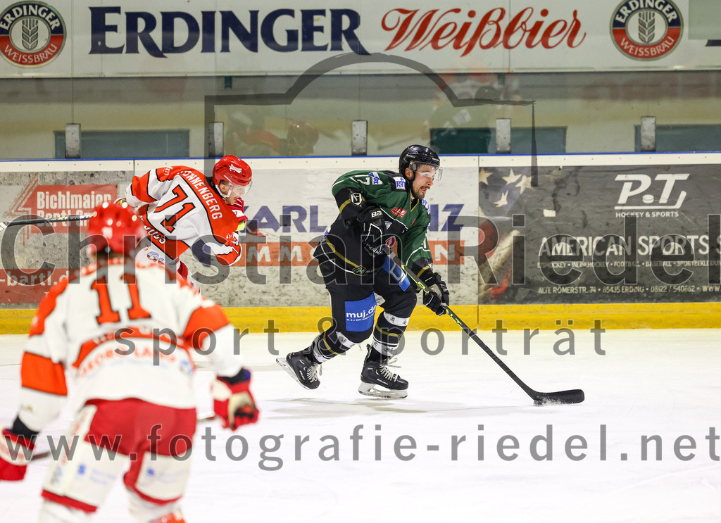 2022-12-02_096_TSV_Erding_gegen_EV_Pegnitz | Erding, Deutschland, 02.12.2022:
Eishockey, Bayernliga 2022 / 2023, 17. Spieltag, TSV Erding gegen EV Pegnitz, Endergebnis: 9:3

Daniel Sonnenberg (EV Pegnitz, #71), Philipp Michl (Erding Gladiators, #77)

Foto: Christian Riedel / fotografie-riedel.net