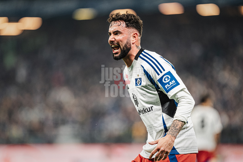 Fußball | Männer | Saison 2024/2025 | 2. Fußball-Bundesliga | 27. Spieltag | Hamburger SV vs. SV 07 Elversberg | 28.03.2025 | Marco Richter (#20, HSV) nicht einverstanden mit einer Schiedsrichterentscheidung ärgert sich ist sauer