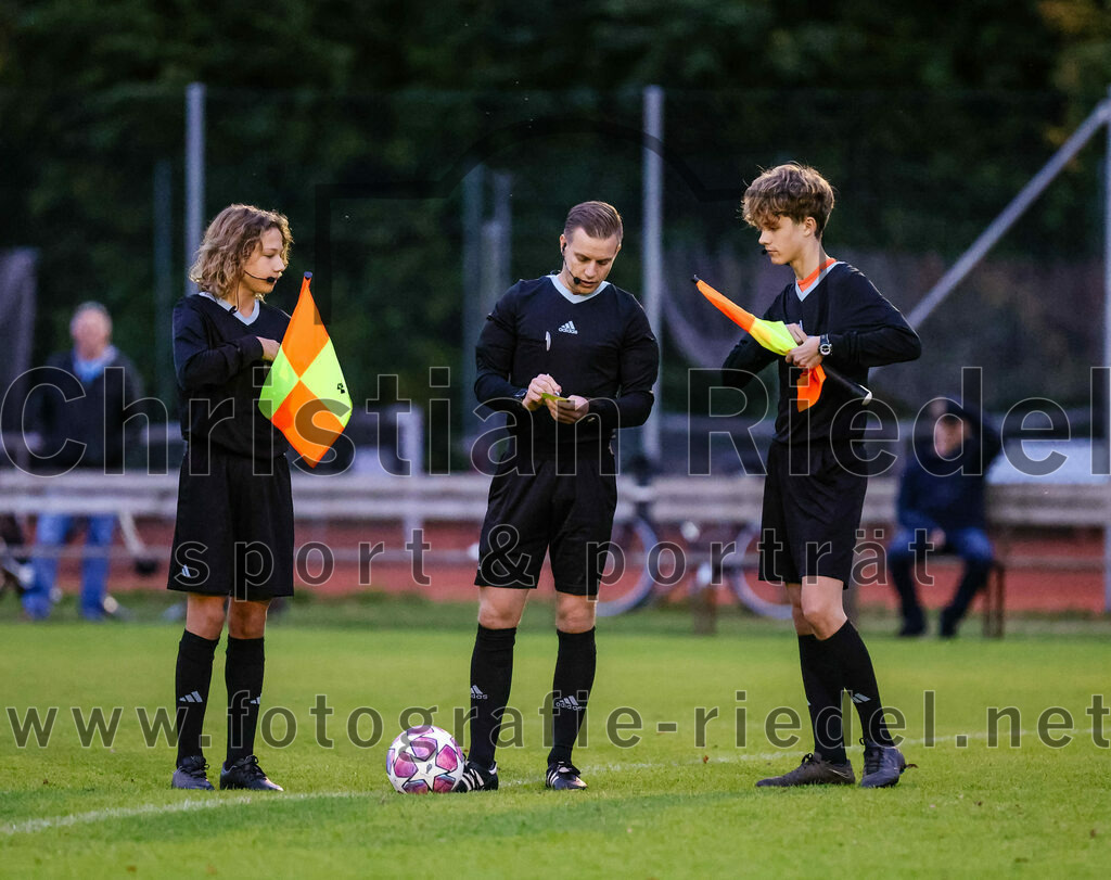 2023-10-21_009_FC_Forstern_gegen_FC_Ezelsdorf | Forstern, Deutschland, 21.10.2023:
Fußball, Frauen Bayernliga 2023 / 2024, 8. Spieltag, FC Forstern gegen FC Ezelsdorf, Endergebnis: 2:1

Schiedsrichter Etienne Fromme

Foto: Christian Riedel / fotografie-riedel.net