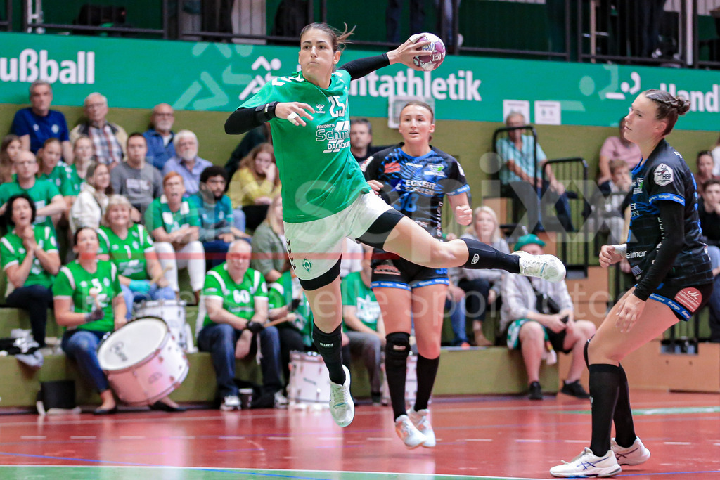 Handball, 2. Bundesliga Frauen, SV Werder Bremen - ESV 1927 Regensburg | v.li.: Anna Lena Bergmann (SV Werder Bremen, 25) beim Wurf, am Ball, Spielszene, Aktion, Action