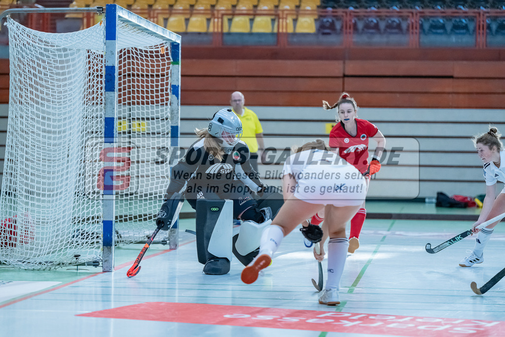 HK_20231217_107681 | 1. Bundesliga Damen Crefelder HC - Düsseldorfer HC  am 17.12.2023 Sporthalle Glockenspitz, Krefeld , Lotta Dittrich ( Crefelder HTC ) , Elisa Gräve ( Düsseldorfer HC #26 )