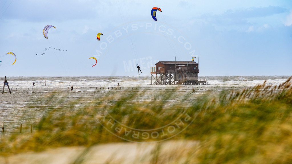 Kiter am Himmel bei Hochwasser | Hochwasser an der Silbermöwe