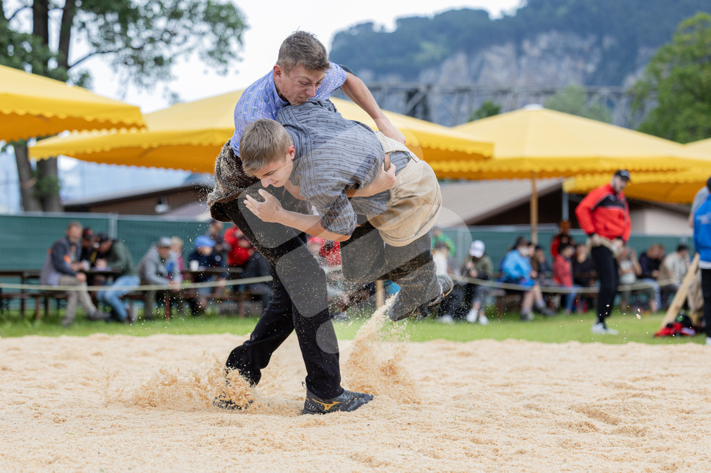 UKSF2026_1G_00057 | Die Schwinger des Schwyzer Kantonalen Schwingerverbandes: Fotos, die Dynamik und Leidenschaft festhalten, sowie emotionale Momente aus dem traditionellen Schwingsport zeigen. - Realisiert mit Pictrs.com