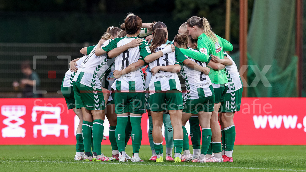Fussball, Google Pixel Frauen-Bundesliga, SV Werder Bremen - RB Leipzig | Spielerinnen des SV Werder Bremen schwören sich mit einem Mannschaftskreis ein, Teamkreis, Ansprache, Motivation, DIE DFB-RICHTLINIEN UNTERSAGEN JEGLICHE NUTZUNG VON FOTOS ALS SEQUENZBILDER UND/ODER VIDEOÄHNLICHE FOTOSTRECKEN. DFB REGULATIONS PROHIBIT ANY USE OF PHOTOGRAPHS AS IMAGE SEQUENCES AND/OR QUASI-VIDEO.