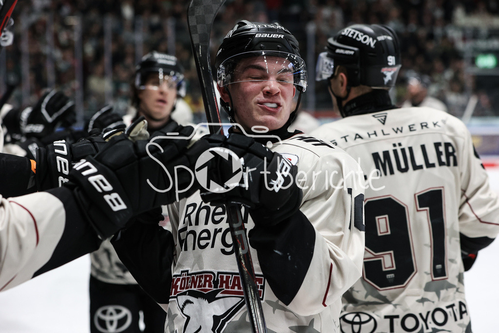 Augsburger Panther - Kölner Haie | doppeltorschuetze im zweiten Drittel Justin SCHUETZ (KEC #10) freut sich ueber den Treffer zum 0-3 / Freude / Jubel / Tor / Torschuezte