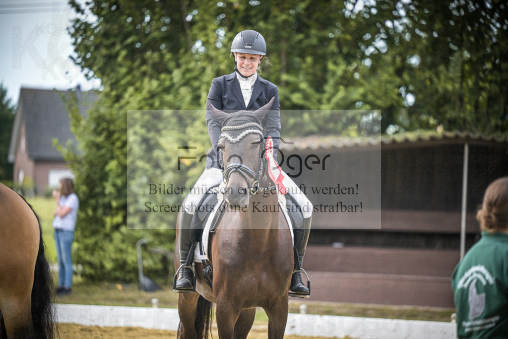 DOS_7553 | Entdecke hochwertige Reitturnierfotos von Foto Oger. Professionell, emotional und authentisch – jetzt Lieblingsmomente im Shop bestellen.Deutschlandweite Turnierfotografie. - Realisiert mit Pictrs.com