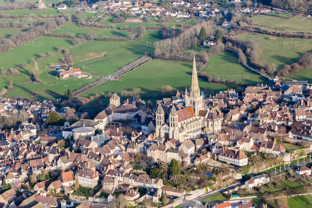 Luftbild: Autun (Burgund) in Autun im Bundesland Saône-et-Loire in Frankreich. Foto: IMG_105487.jpg vom 01.04.2018 durch Werner Riehm/FLY-FOTO.de