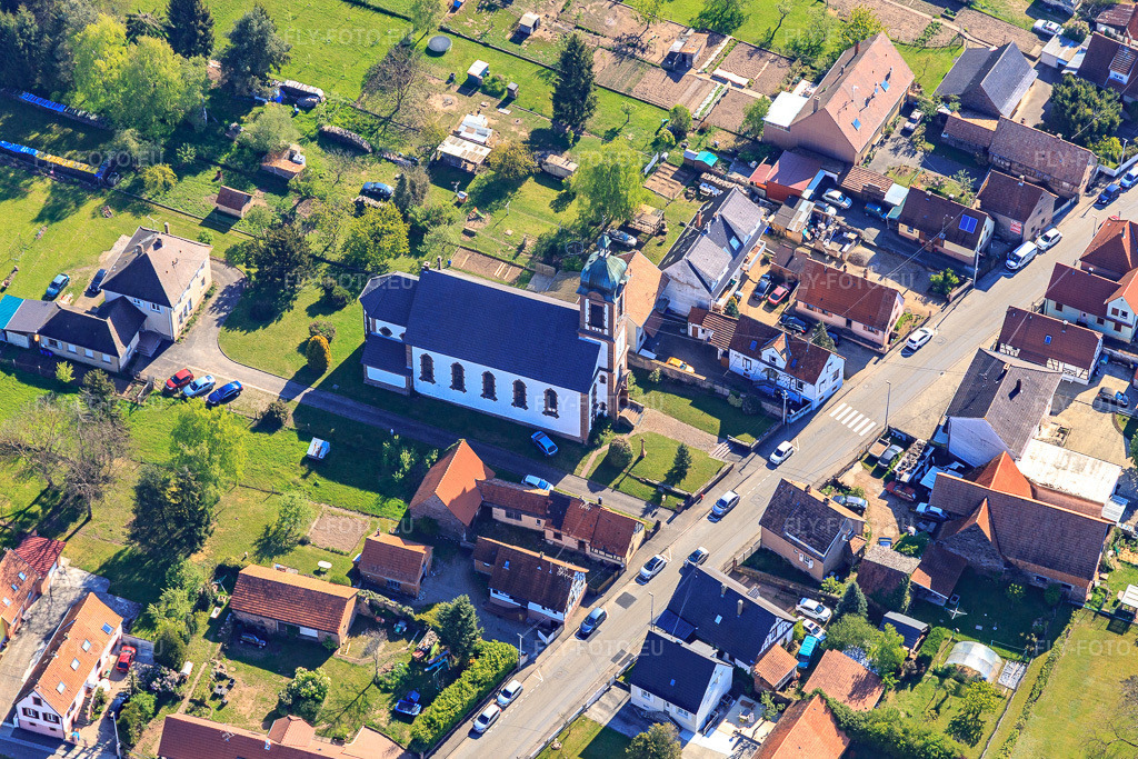Vue aérienne: Eglise Saint Barthélemy - Paroisse Gumbrechtshoffen Eglise à Gumbrechtshoffen dans le département Bas Rhin, France – .Photo: IMG_099496.jpg prise le 30/04/2017 par Werner Riehm/FLY-FOTO.eu – Résolution de l'original: 4896 x 3264 px