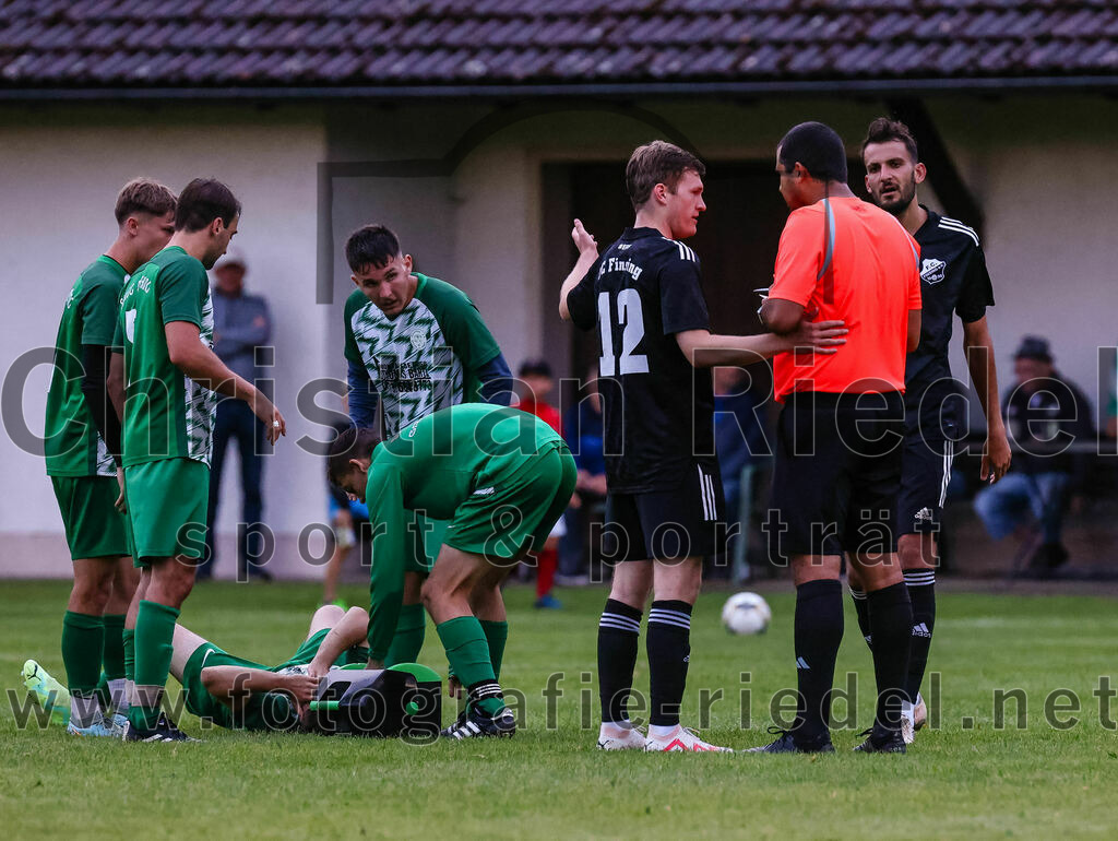 2023-07-25_101_SpVgg_Neuching_gegen_FC_Finsing | Neuching, Deutschland, 25.07.2023:
Fußball, A-Klasse 2023 / 2024, Toto Pokal, SpVgg Neuching gegen FC Finsing, Endergebnis: 2:4

Johann Schindlbeck (SpVgg Neuching, #5), Lukas Haberthaler (SpVgg Neuching, #16), Fabian Kövener (FC Finsing, #12), Schiedsrichter Marius Baumann, Dominik Keuter (FC Finsing, #18)

Foto: Christian Riedel / fotografie-riedel.net