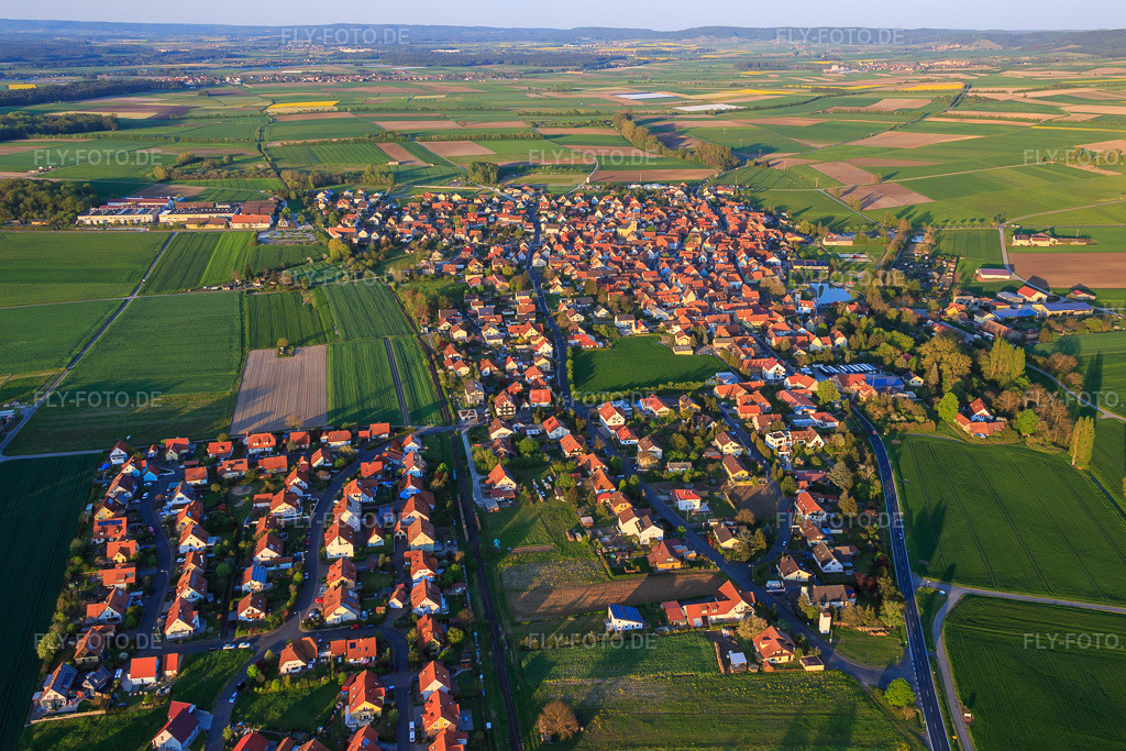 Luftbild: Dorfansicht aus Westen in Großlangheim im Bundesland Bayern in Deutschland. Foto: IMG_088078.jpg vom 06.05.2016 durch Werner Riehm/FLY-FOTO.de