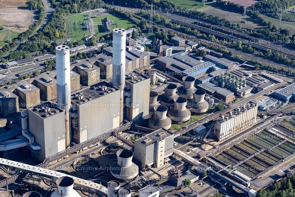 Lufbilder Grevenbroich-5779 | Gebäude und Hallenkonstruktion des HKW Heizkraftwerk und Kohlekraftwerk " RWE Power AG " im Ortsteil Frimmersdorf in Grevenbroich im Bundesland Nordrhein-Westfalen, Deutschland. - Realisiert mit Pictrs.com