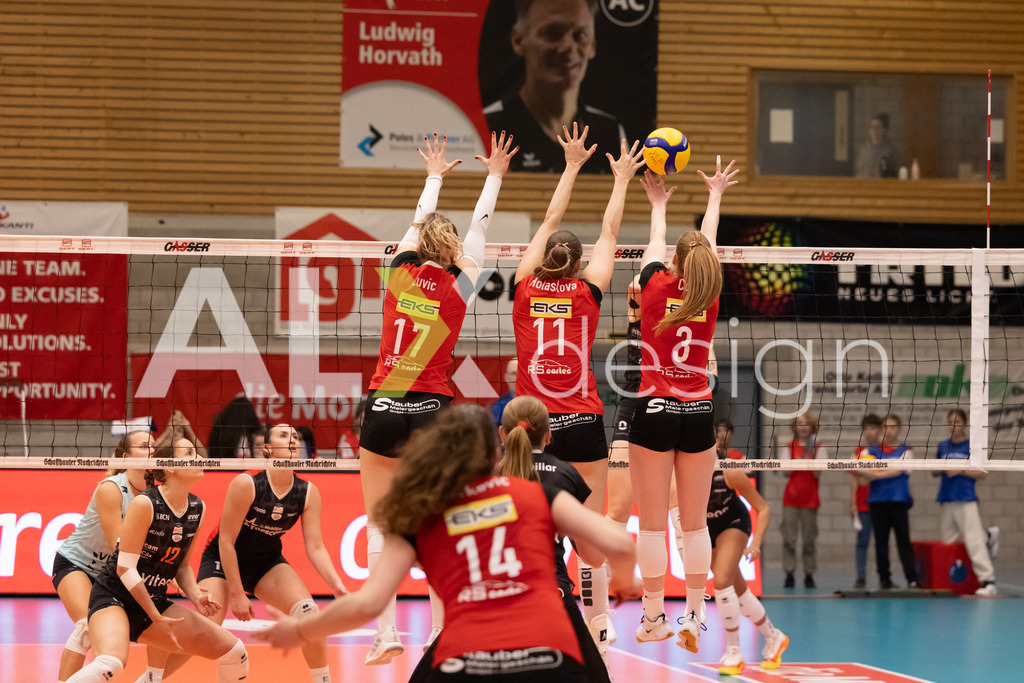 Volleyball I Frauen I Saison 2025-2026 I Volleyball NLA | Women I  Playoffs Finals 2/5 I  VC Kanti Schaffhausen - viteos NUC I  10.04.2026 | 3 Sydney Cole (USA) (VC Kanti Schaffhausen) – Pass / Zuspiel und 11 Kateřina Holásková (CZ) (VC Kanti Schaffhausen) – Mitte und 17 Leana Zuvic (CH) (VC Kanti Schaffhausen) - Aussen - Realisiert mit Pictrs.com