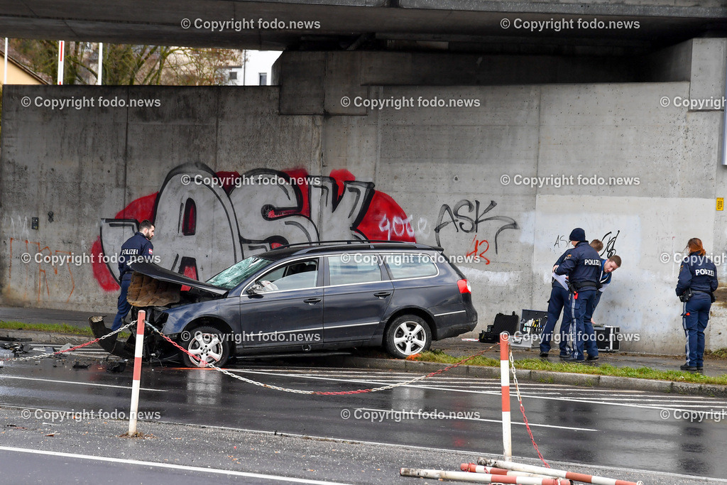 Polizeieinsatz Mordversuch_ Polizei_ Leonding_ 09.01.2023-5 | 09.01.2023, Polizeieinsatz Leonding, AUT, im Bild, Polizeieinsatz Mordversuch, Polizei, Fahndung, Tatort, Spurensicherung, Unfallfahrzeug des Taeters