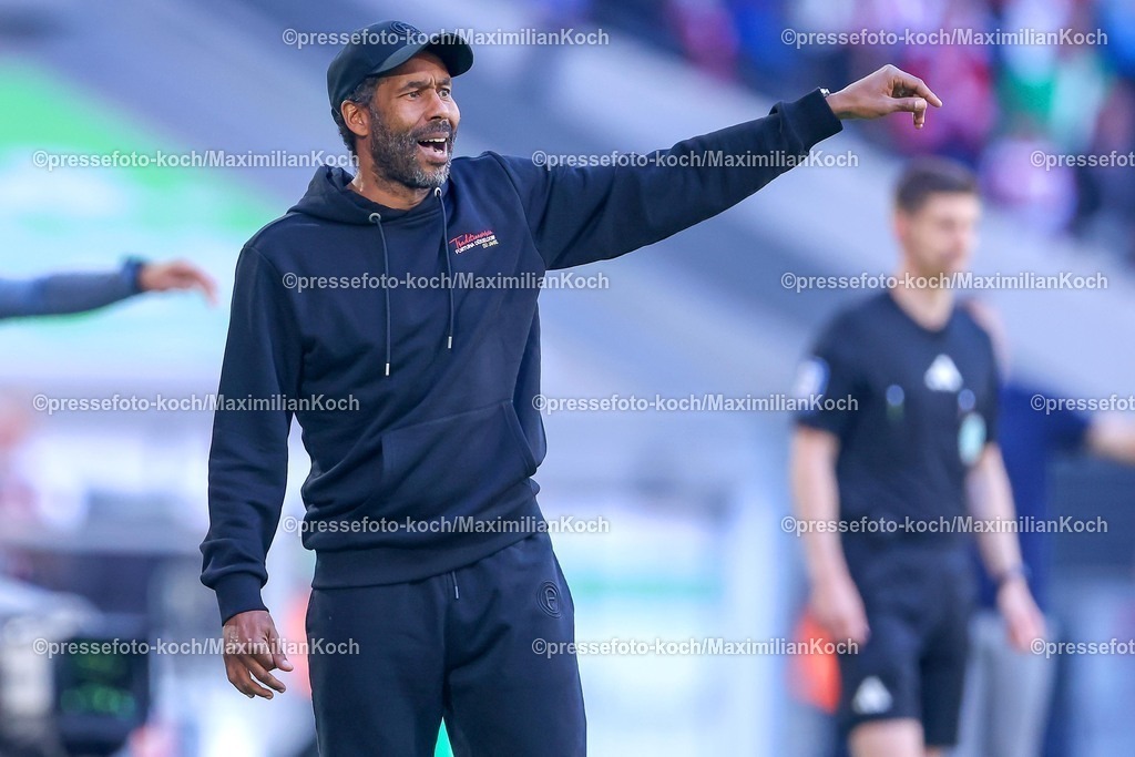 F9510052502216 | 10.05.2025, Fußball, Fortuna Düsseldorf - FC Schalke 04, 2. Fußball Bundesliga, Merkur Spiel-Arena, Saison 2024 2025: Cheftrainer Daniel Thioune (Trainer Fortuna Duesseldorf) gestikulierend am Spielfeldrand DFB regulations prohibit any use of photographs as image sequences and or quasi-video.