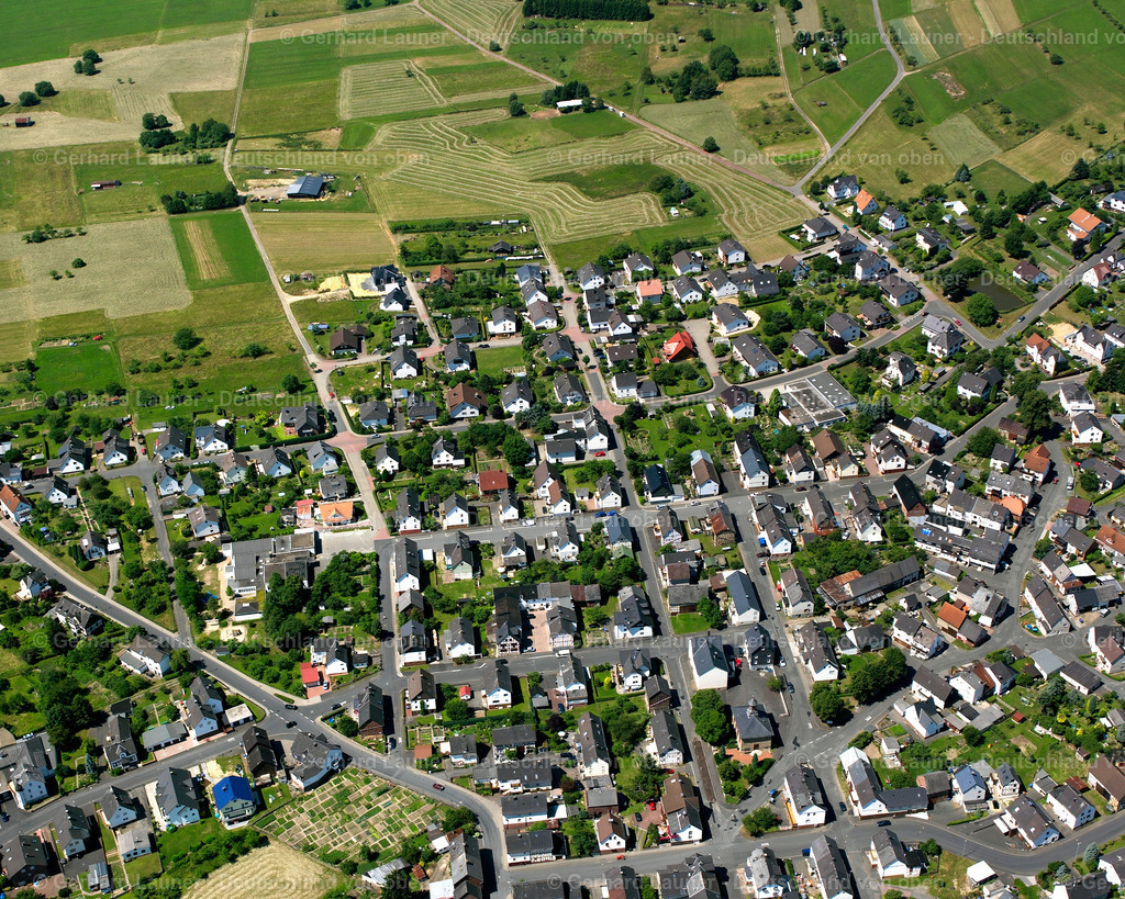 2610560 | MANDERBACH 09.06.2006 Wohngebiet einer Einfamilienhaus- Siedlung  in Manderbach im Bundesland Hessen, Deutschland // Single-family residential area of settlement  in Manderbach in the state Hesse, Germany Foto: Gerhard Launer