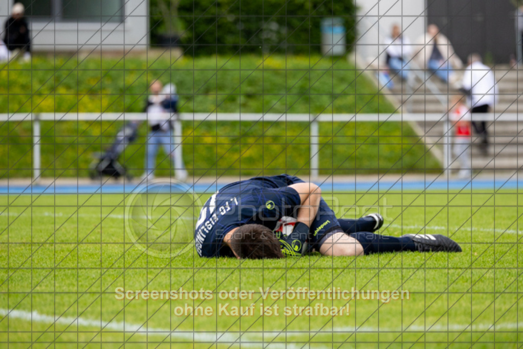 20250529_171039_0120 | #,  VfL Kirchheim (blau) vs. 1.FC Eislingen (weiß), Fußball, Bezirkspokal Finale - Bezirk Neckar/Fils, 2024/2025, Rasenplatz VfL Stadion Kirchheim, Jesinger Straße 105, 73230 Kirchheim, 29.05.2025 - 16:30 Uhr,Foto: PhotoPeet-Sportfotografie/Peter Harich