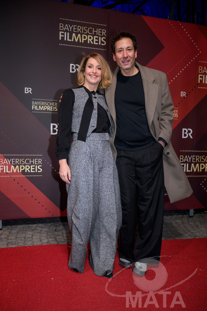 _DWI5430 | Lara Joy Körner und Alexander Kreuzer bei der Verleihung des 47. Bayerischen Filmpreises 2026  im Prinzregententheater. München, Deutschland. Der Bayerische Filmpreis wird seit 1979 von der Bayerischen Staatsregierung verliehen, um die Bedeutung des Kinofilms als Kulturgut herauszustellen - Realisiert mit Pictrs.com