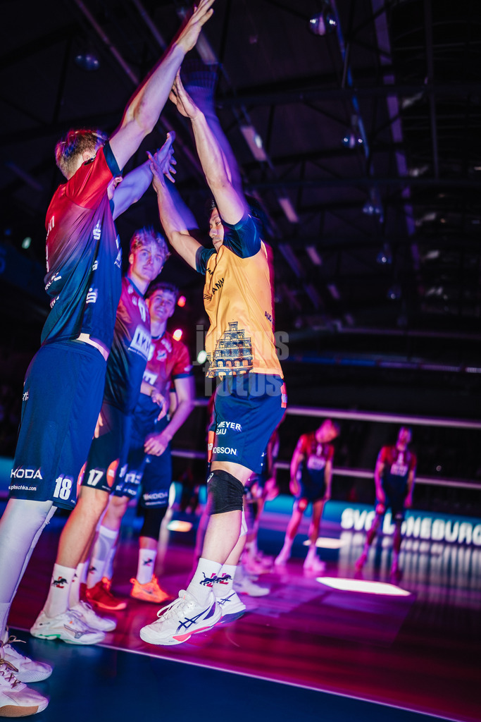 Volleyball | Herren | Saison 2025/2026 | Volleyball Ligacup | Finale | SVG Lüneburg vs. Berlin Recycling Volleys | 12.10.2024 | Sho Takahashi (#21, SVG Lüneburg) läuft in die Arena ein