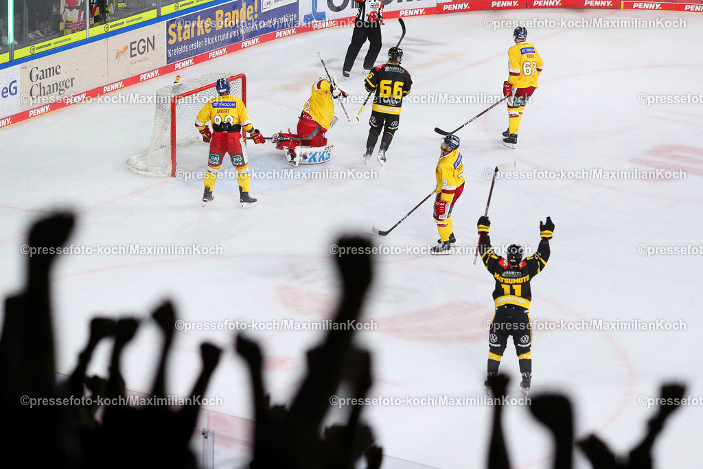 Kre18082301047 | 18.08.2023, Krefeld, Eishockey, Seidenstadt Cup, Tag1 Eröffnungsspiel, Yayla Arena, Krefelder Pinguine - Düsseldorfer EG: Siegerjubel nach dem 2:1 durch Josh MacDonald (Krefelder Pinguine). Die Mannschaft steht jubelnd auf dem Eis und feiert den Sieg.